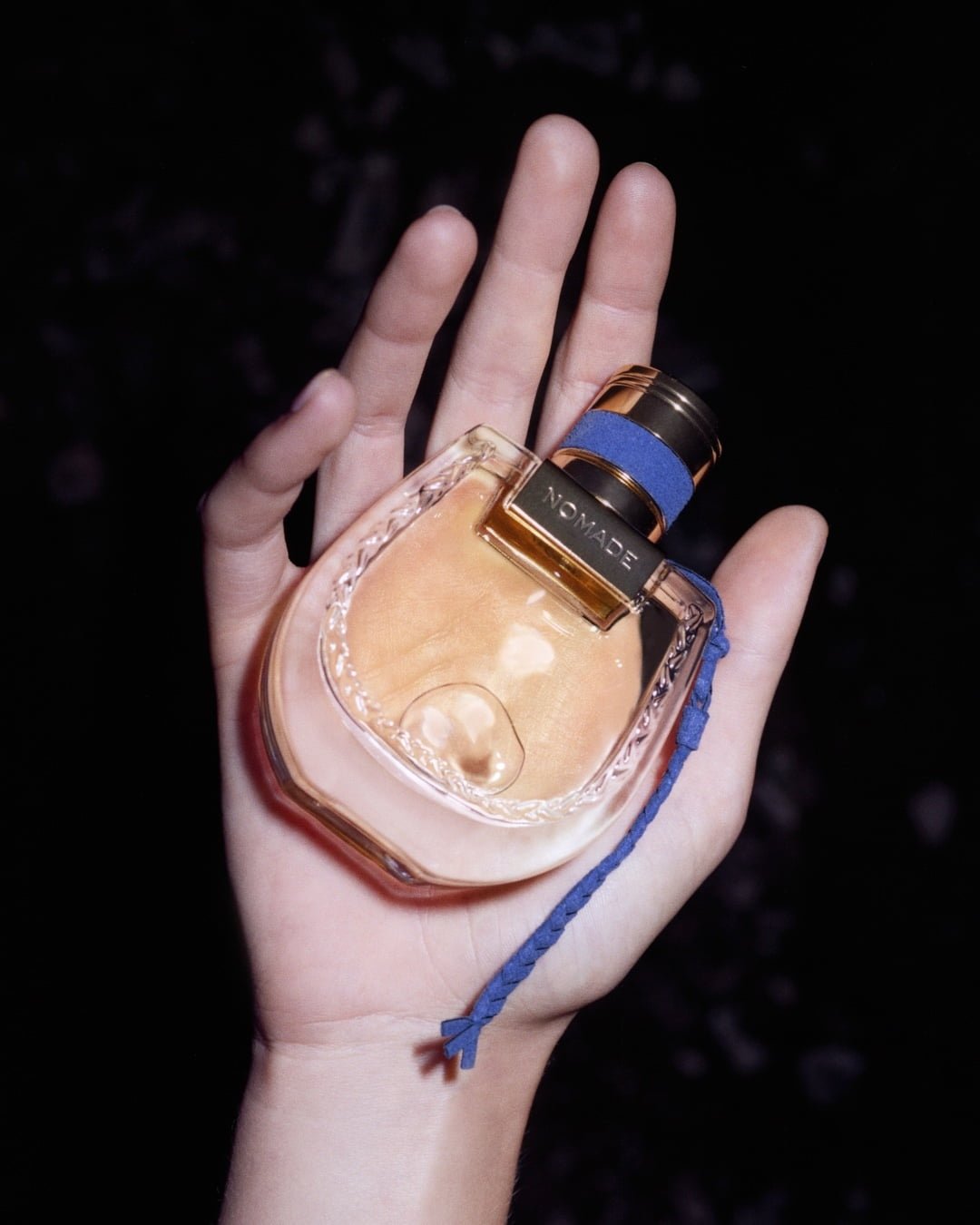 Le flacon de la ligne Nomad de Chloé ceint d'un cordon bleu égyptien
