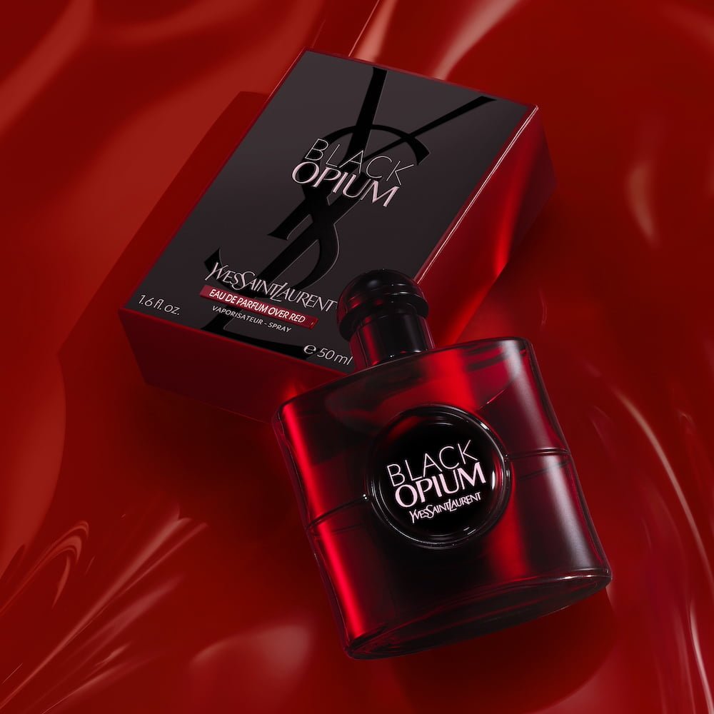 Yves Saint Laurent Black Opium Over Red , dans la lignée des parfums incandescents
