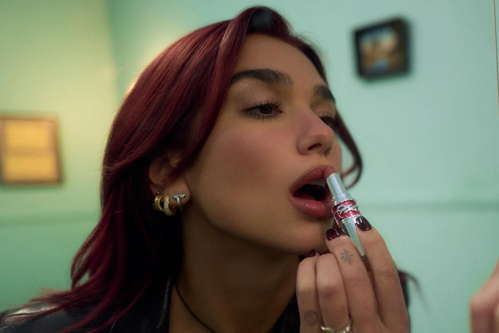 La couleur Yves Saint-Laurent Beauty choise par Dua Lippa