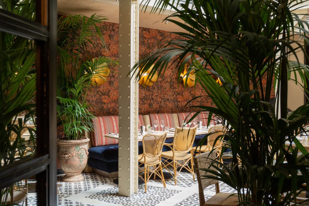 Déco de fleurs et de palmiers