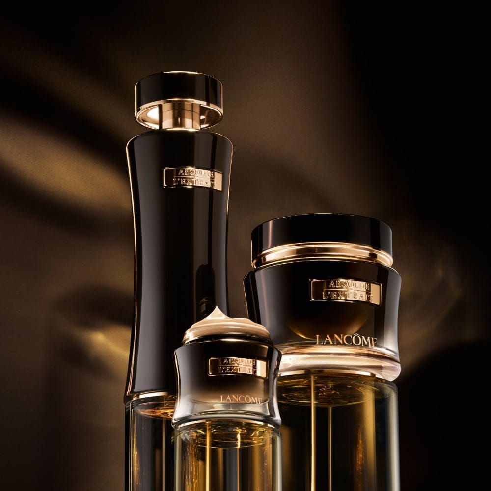 Sur le visage d'Aya Nakamura, le sérum Absolue de Lancôme