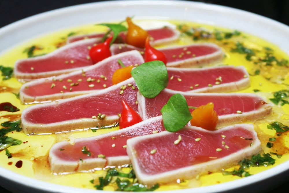 Le carpaccio de thon se met à table au potager de l'hôtel Roch & Spa