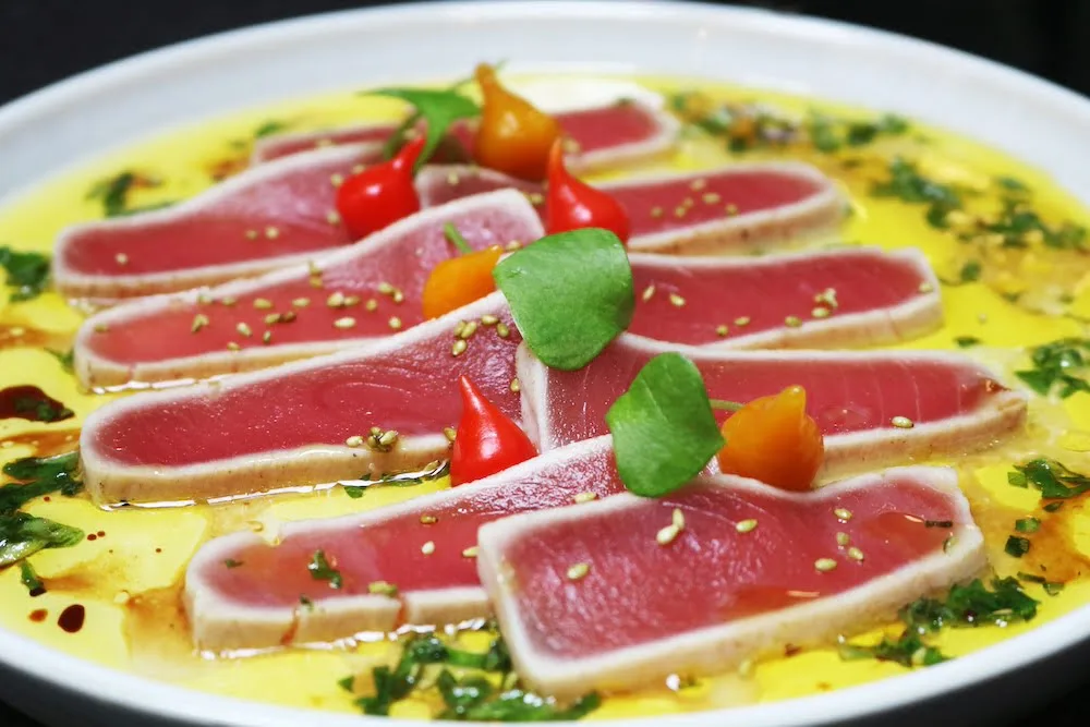 Le carpaccio de thon se met à table au potager de l'hôtel Roch & Spa