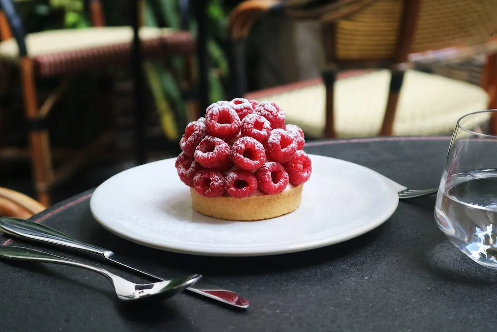 À la table du dessert, la tarte aux fruits rouges