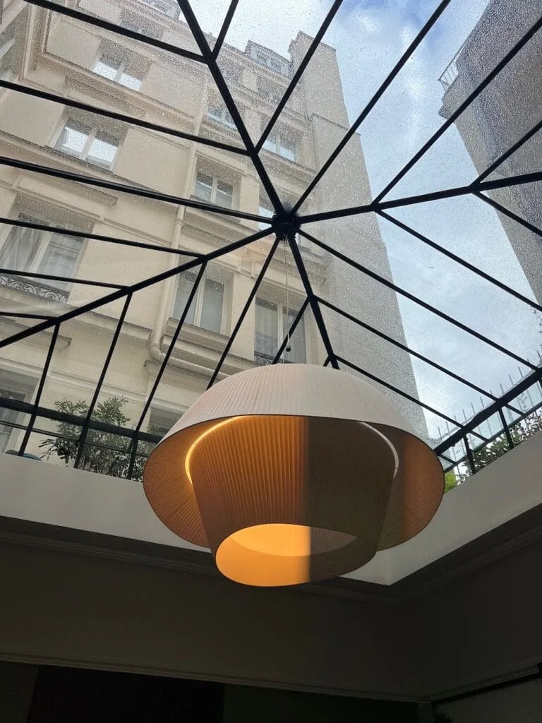 L'Ormaie, un cocon hôtelier avec lounge sous verrière pyramidale