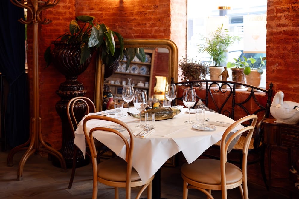 Table et chaises de bistrot
