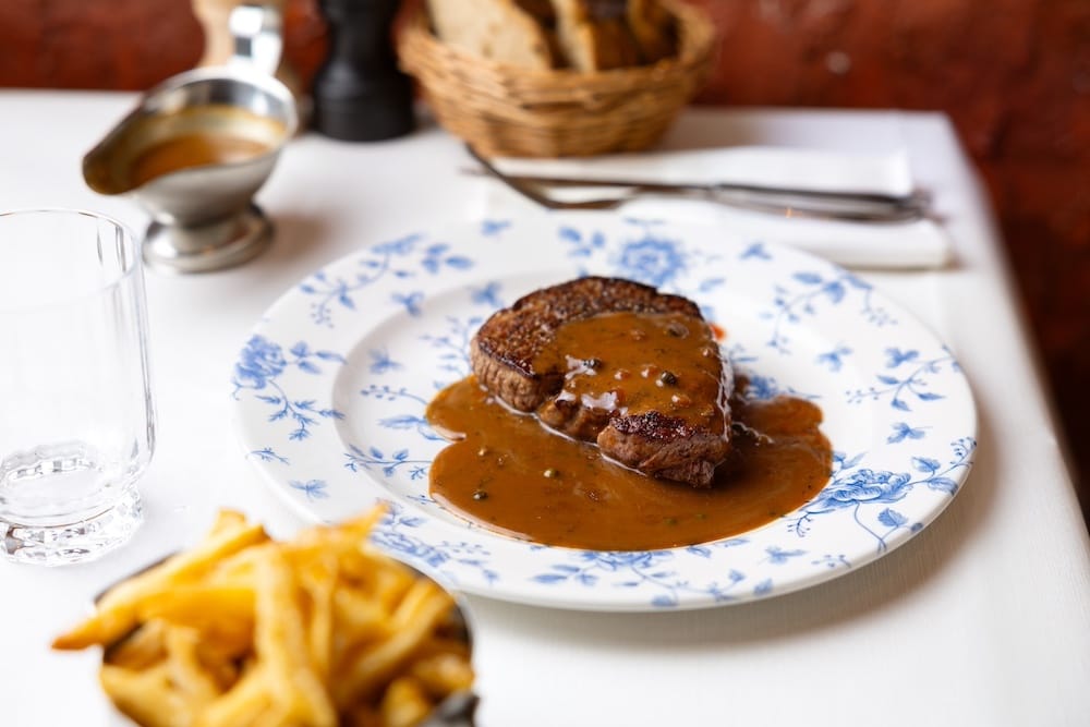 Le pavé au poivre fond dans la bouche