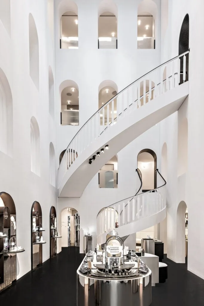 Escalier majestueux à la Maison de Beauté Carita