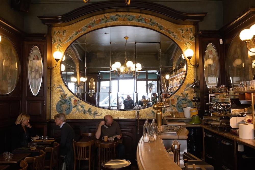 Le Cyrano un authentique bistrot parisien, fief des épicuriens. 