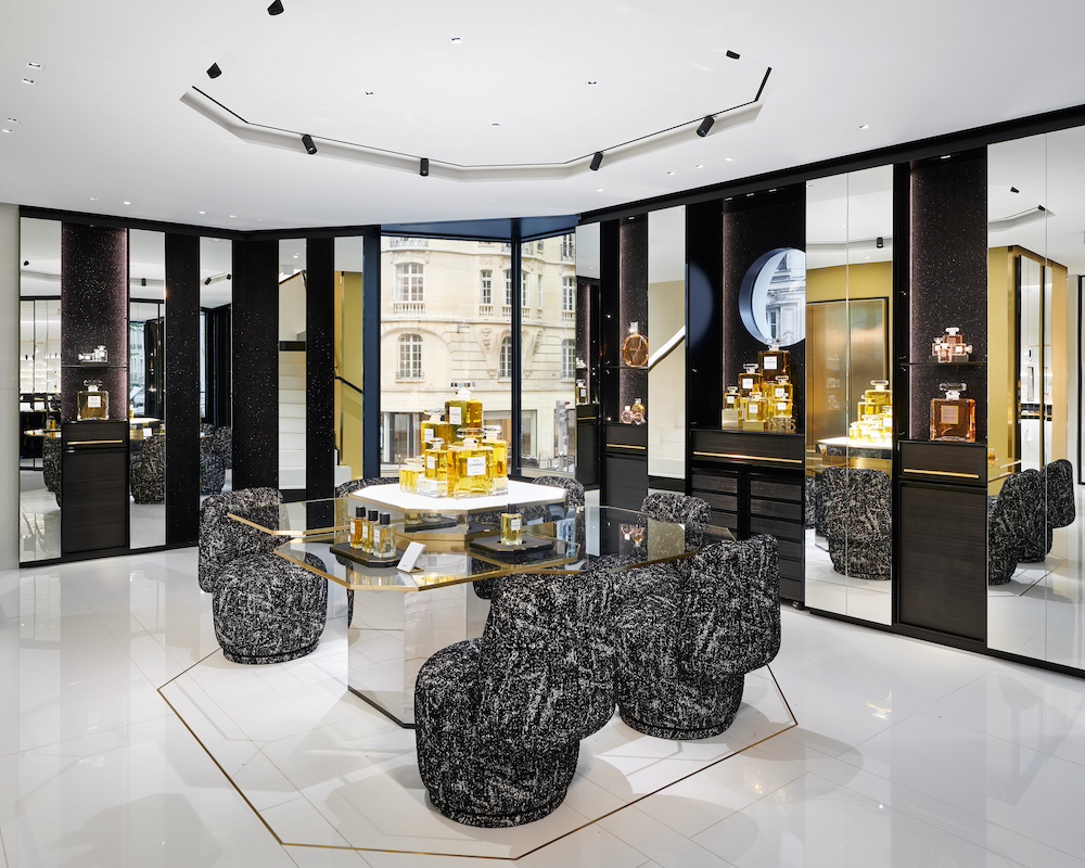 Au premier étage, tout l’univers du parfum Chanel