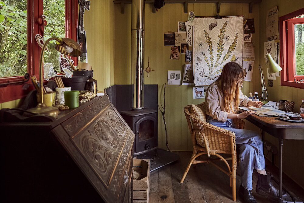 Fee Greening dans son atelier

