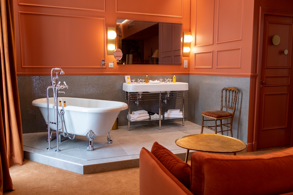 La salle de bains trône au milieu de la chambre
