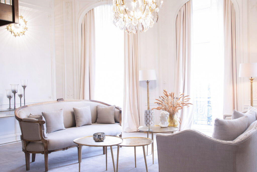 Un salon en blanc immaculé, une pépite décorative