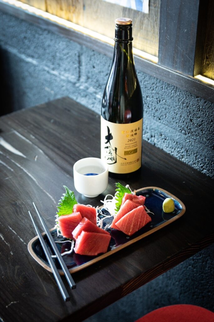 Thon cru et saké à table