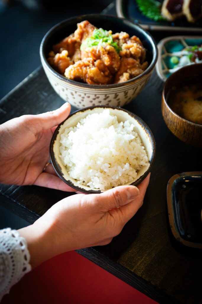 Du riz gluant et du poulet pané à la table de Yokocho
