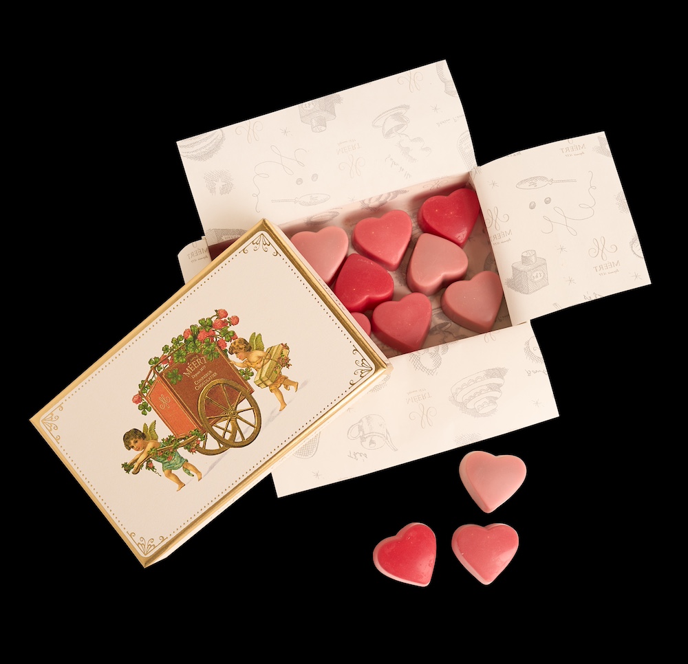 Le cœur en cofrret de 12 chocolats roses signé Méert
