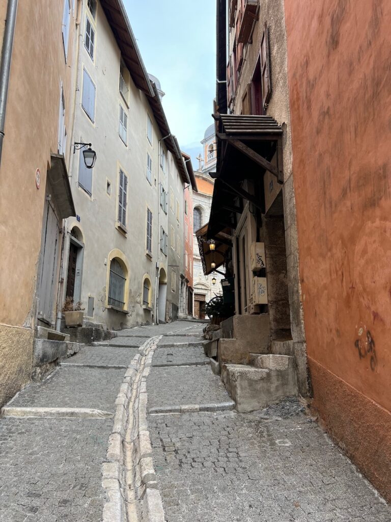 Les ruelles de Briançon, village classé à la frontière de la France et de l'Italie