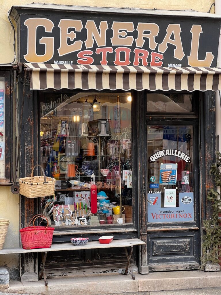 À Briançon le General Store regorge de merveilles : vaisselle, couteaux Victorinox, bougies, paniers