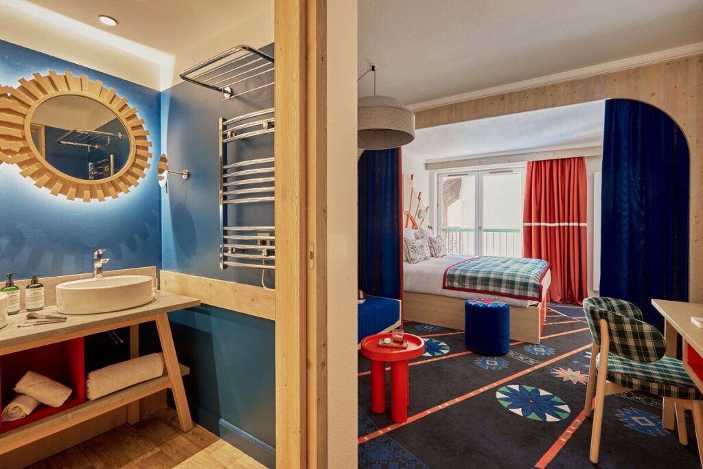 salle de bain avec baignoire et petit balcon avec vue montagne