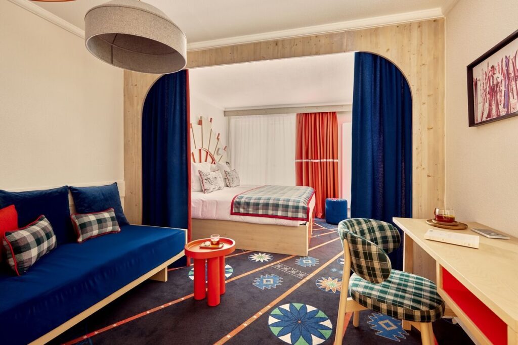 Une chambre riche en couleurs