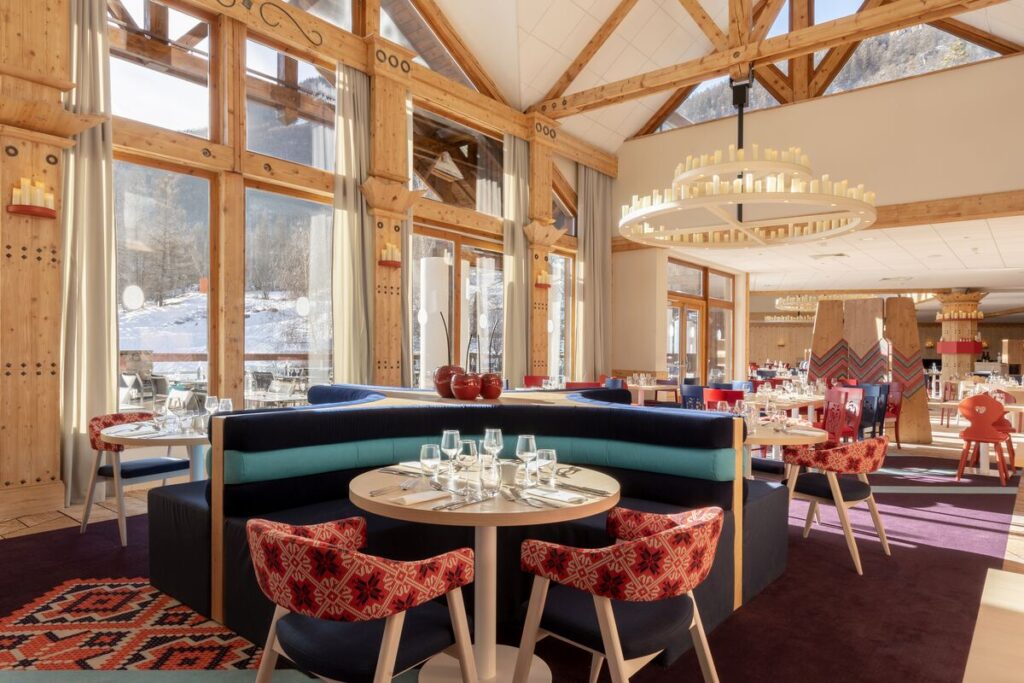 Le restaurant principal avec vue sur la montagne