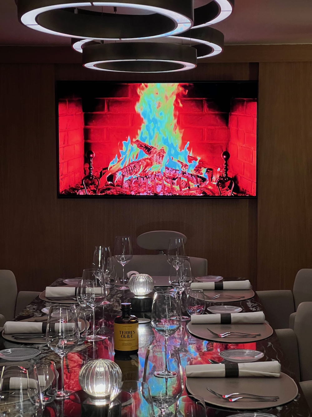 Un flamboyant feu en trompe l’œil chez l’Attilio restaurant