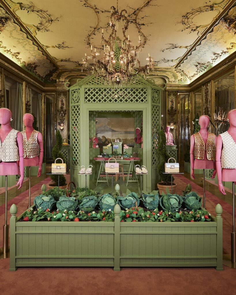 Mise en scène théatrale de la collection d’accessoires Roger Vivier 