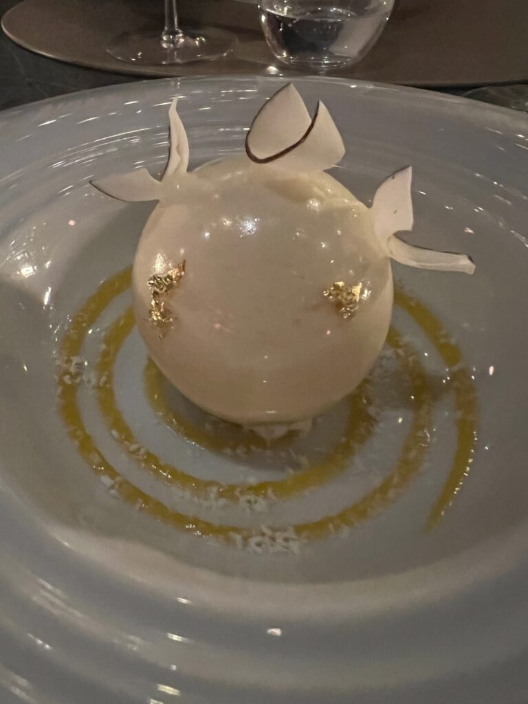 La pavlova du chef Attilio Marrazzo maestro d’une cuisine ben pensée