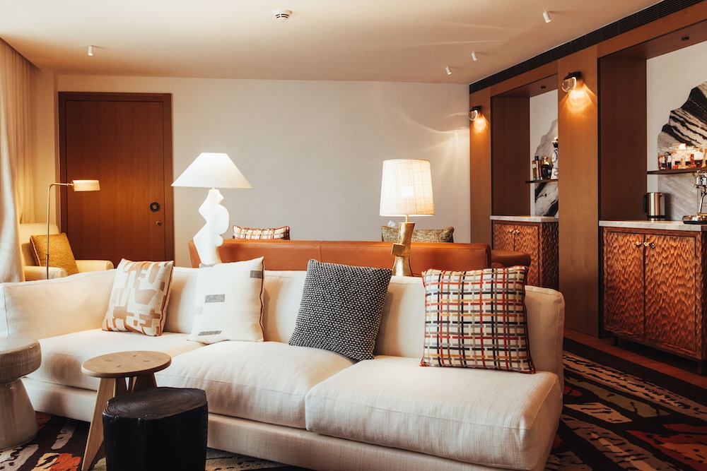 Ambiance cosy dans une suite signature.
