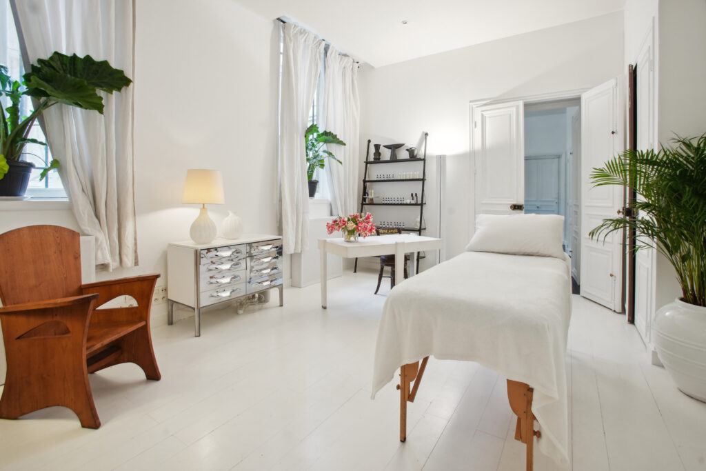 Des soins de beauté dans un appartement virginal