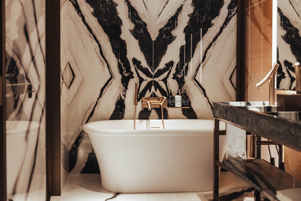 Les salles de bain en marbre nervuré. Un joyau de l’hôtel Sax Paris