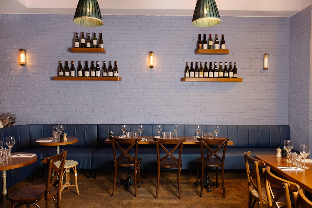 De bons flacons dur les étagères du bistrot