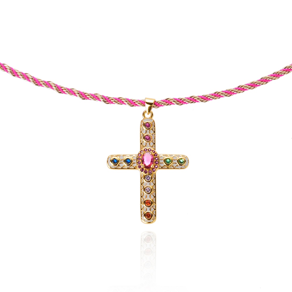 Croix empierrée, l’un des bijoux les plus convoités
