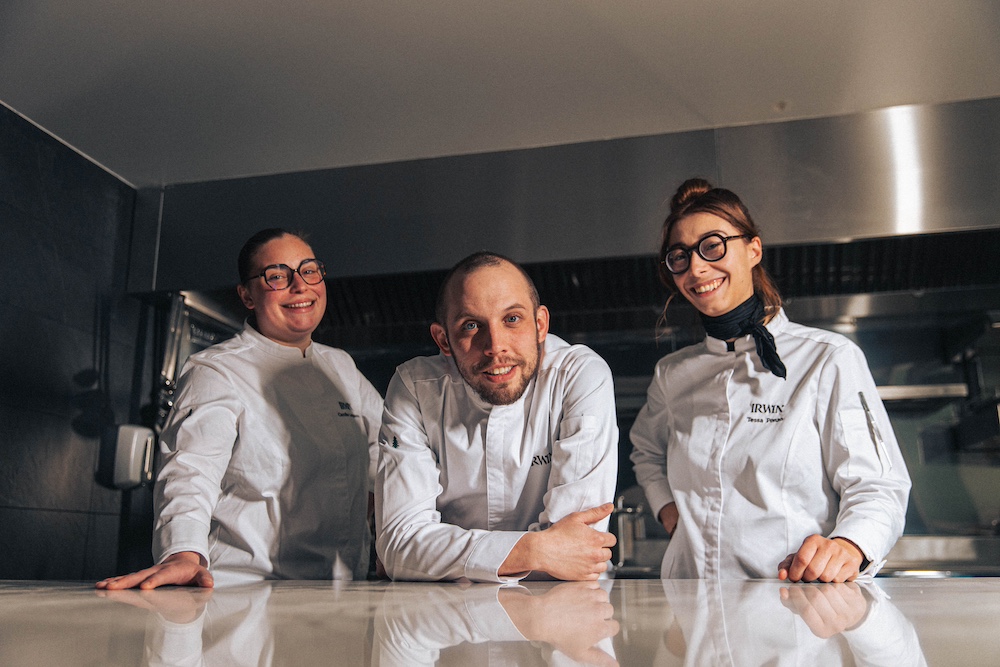 Irwin avec Camille Larquemin, cheffe exécutive et Tessa  Ponzo, patissière de choc.