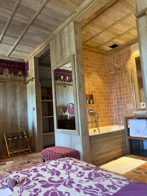 Salle de bains avec baignoire au château du Rivau