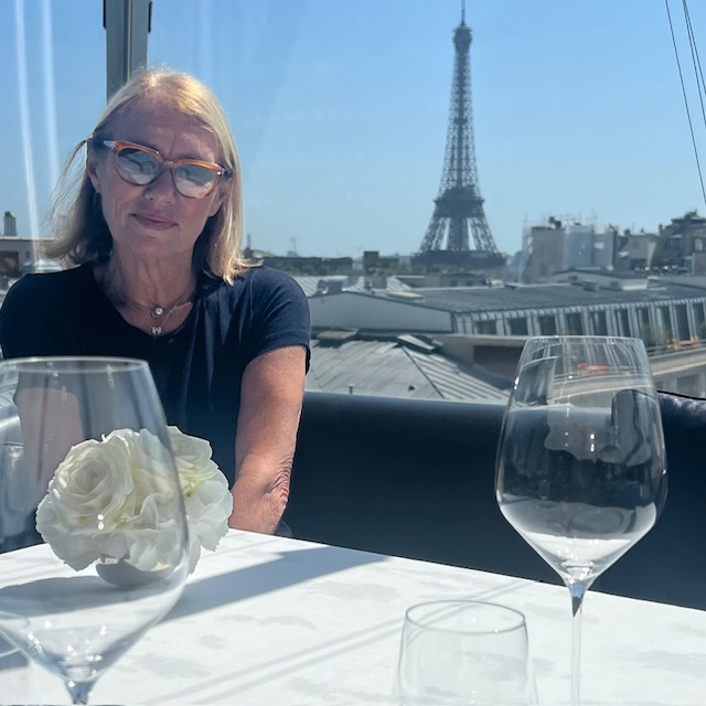 Vue en ligne directe sur la Tour Eiffel