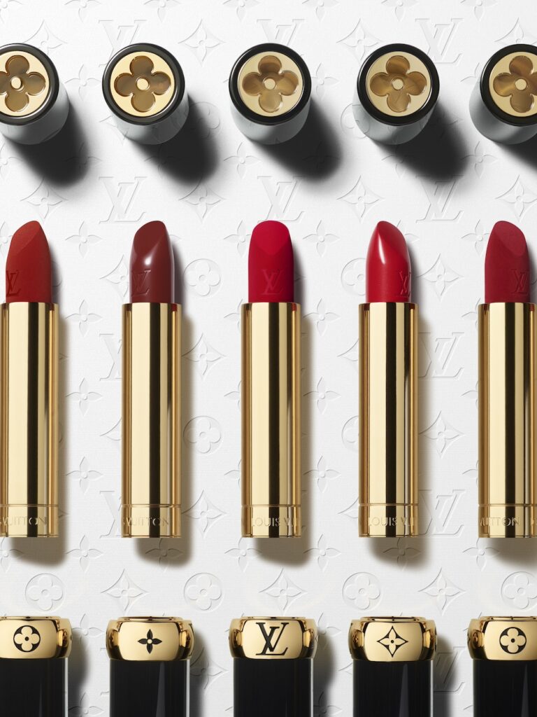 UNe collection de mka up avec des rouges à lèvres beaux comme des bonbons