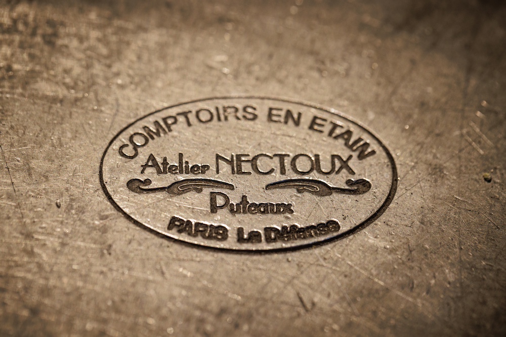 Le comptoir du bar en étain, signés de l’atelier Nectoux; Entreprise du Patrimoins Vivant 