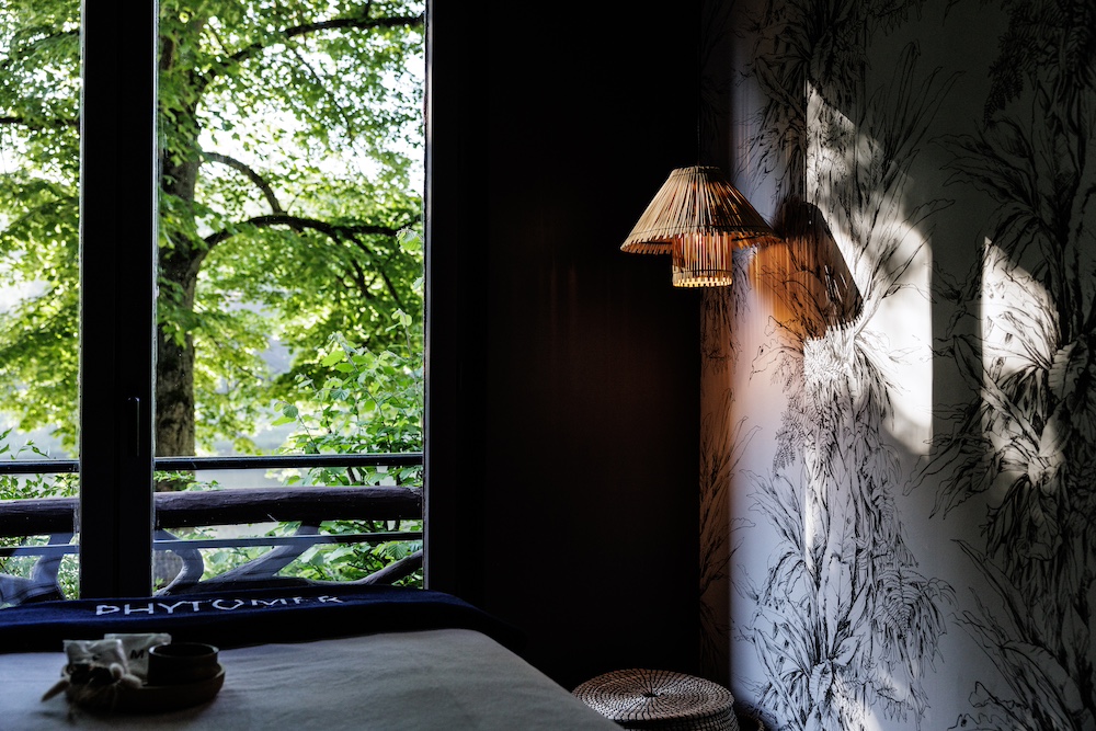Une cabine du spa avec vue sur un des étangs
