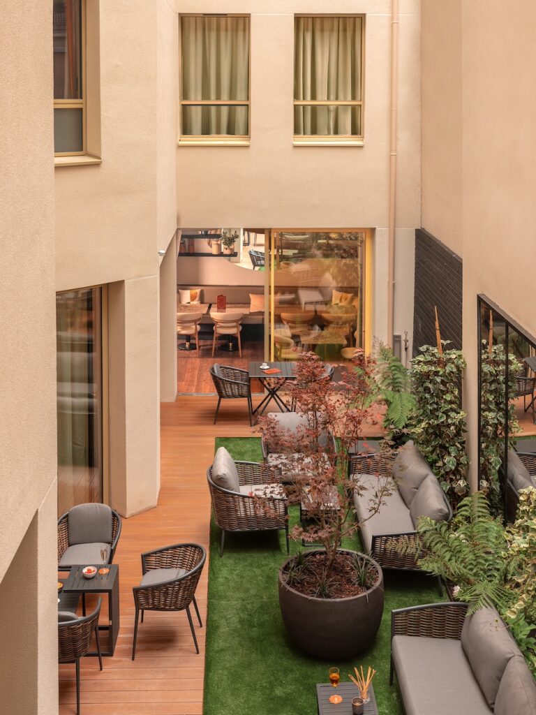 Le patio végétalisé de l’hôtel Barnett