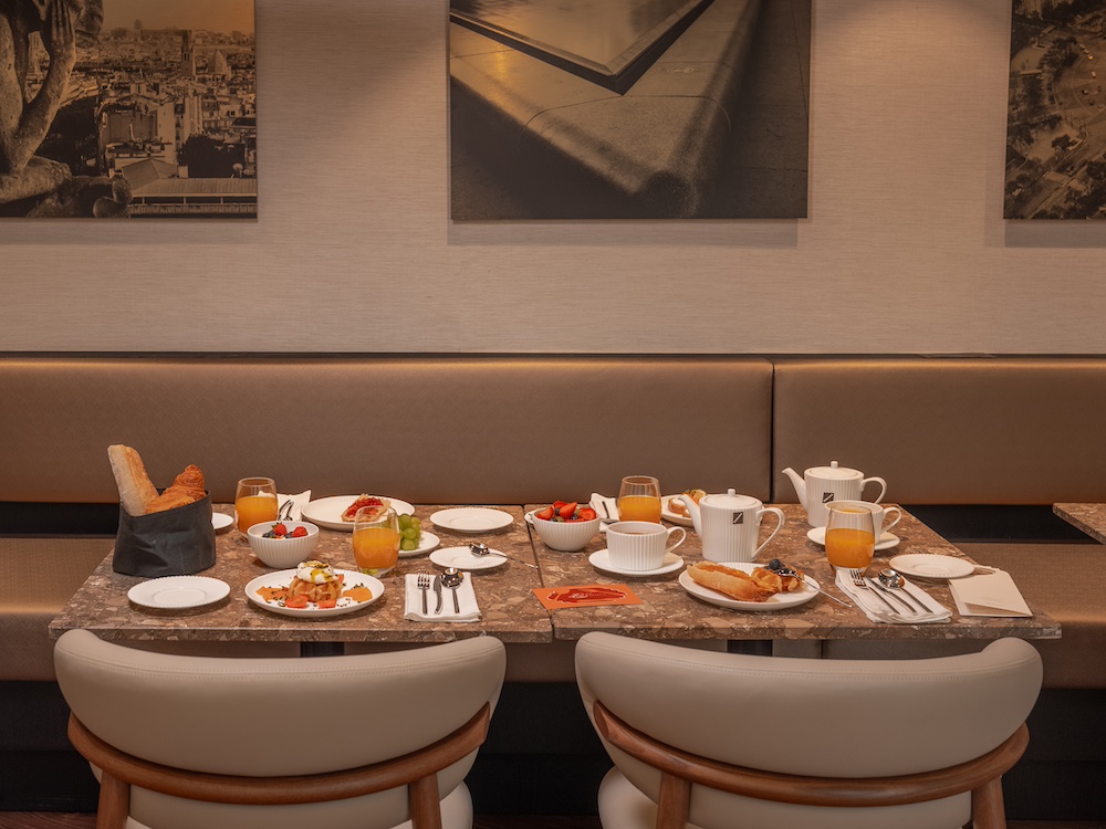 Le petit déjeuner de l’hötel Barnett très prisé dans le quartier