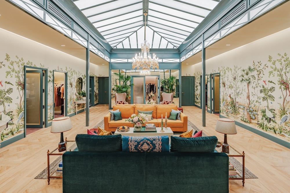 Le lounge hyper cosy avec huit suites tout autour