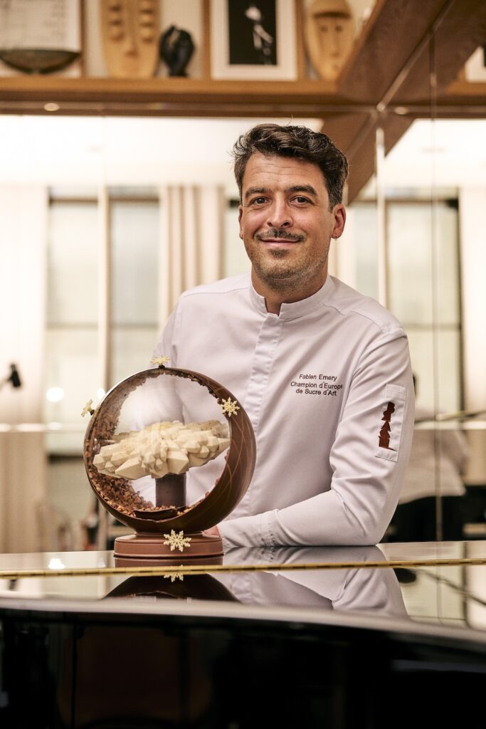 Le chef Fabien Emery présente sa bûche flocon pour le groupe Evok Collection