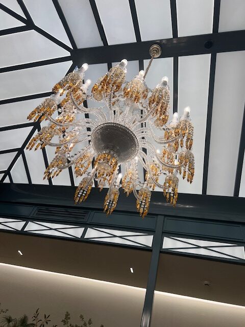 Lustre royal sous verrière dans le lounge des nouvelles suites de La Vallée Village