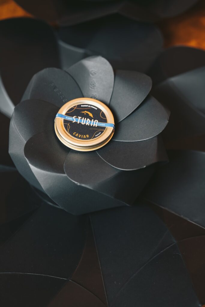 Caviar Sturia dans son emballage festif pour la collab avec le chef  Pierre Sang