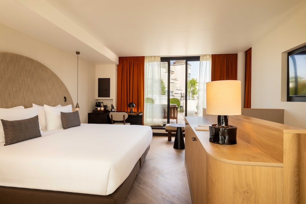 Une chambre avec king size bed