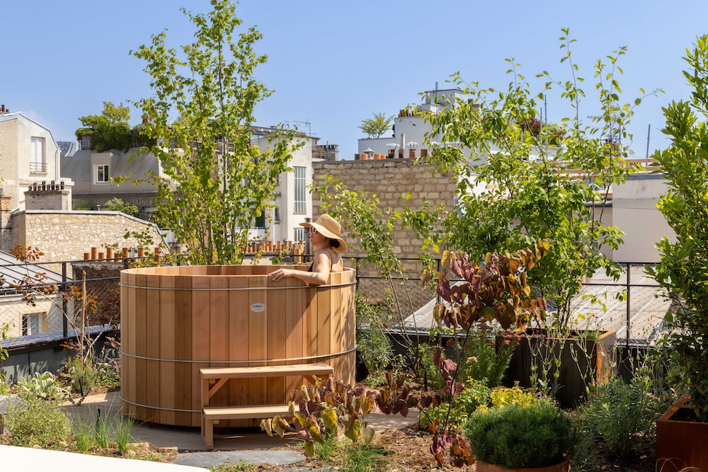 Le jacuzzi dan sla chambre en rooftop de l’hôtel Belinda