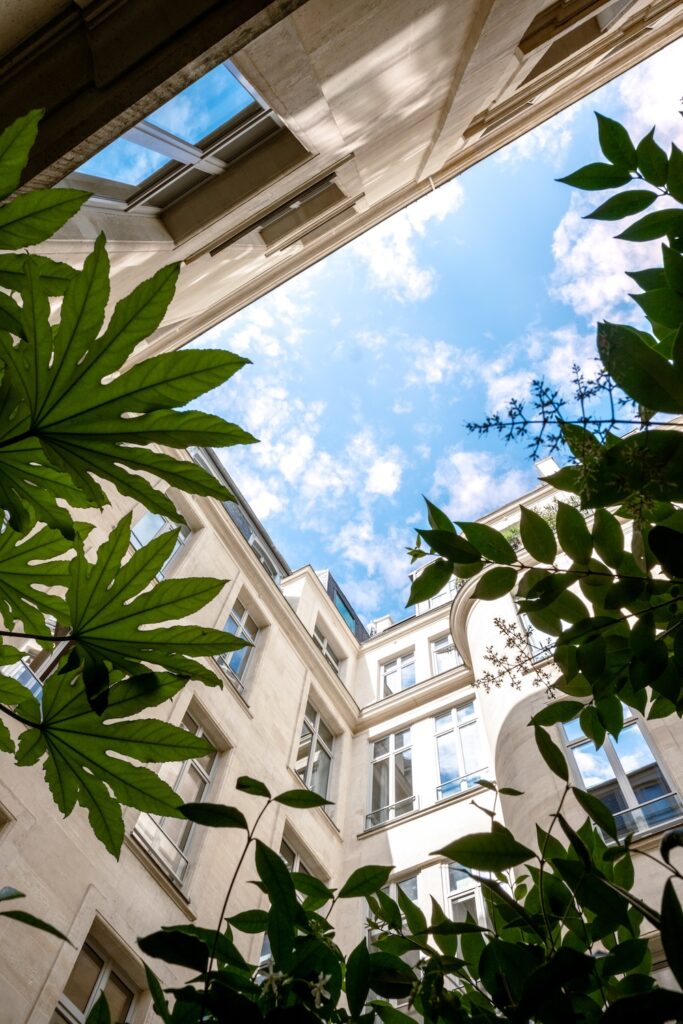 La cour intérieure de l’hotel Le Narcisse Blanc & Spa, une adresse de charme