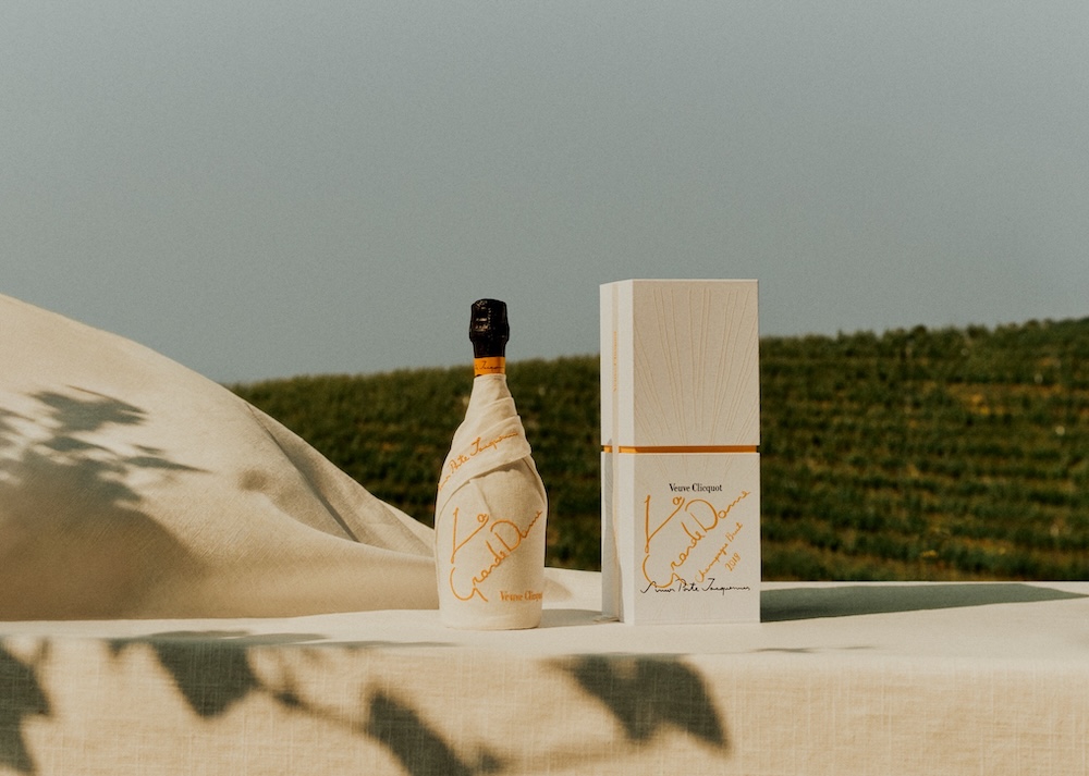 Collab de choc, La bouteille de champagne Veuve Cliquot cuvée 2018 rhabillee par le créateur simona Porte Jacquemus