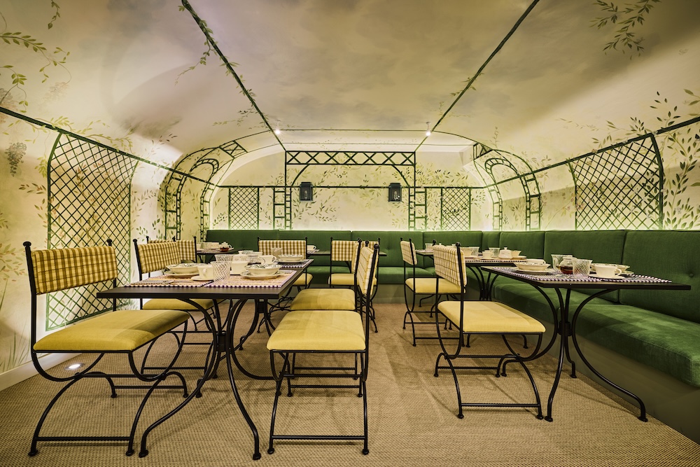 La sublime salle de petit-déjeuner aux murs peints main par Charlotte Bohn